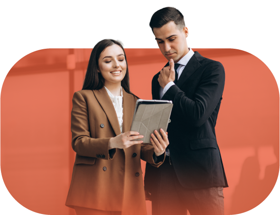 Especialistas en marketing analizando datos de HubSpot en una tablet.